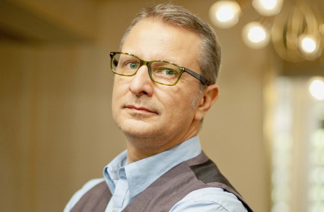 Sunucu, yazar ve şair Yekta Kopan, Şirinler çizgi filminde Güçlü Şirin'i seslendirmişti.