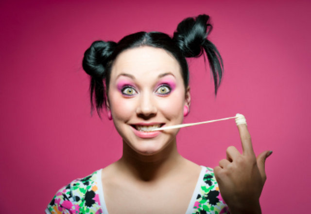 Metroda sakız çiğneyen tutuklanır - Singapur