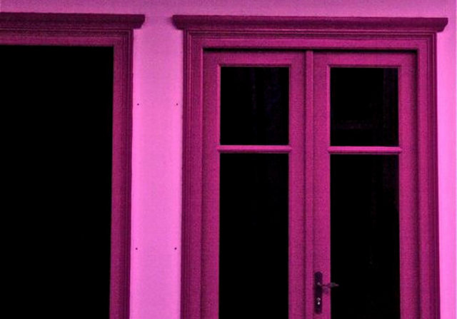 Kapılar ve pencereler pembe renkte olmak zorundadır - Kanada