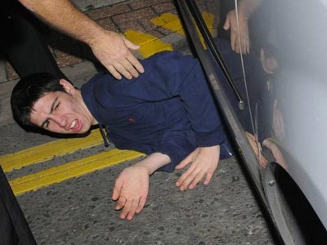 Arabasının altında birinin bulunduğunu gören sürücünün otomobilini çalıştırması yasaktır - Danimarka