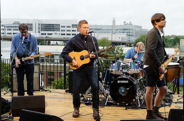 Blur - 90'lı yıllar İngiltere'sinin hiç kuşkusuz en önemli gruplardandı Blur. Efes Pilsen One Love Festival kapsamında 20 Haziran'da bir konser verecek olan grup ilk kez İstanbullu hayranlarıyla buluşacak. Konsere gitmeyi düşünenlere, grubun 2009 Hyde Park konser videosunu bir yerlerden (Youtube)  bulup, "Nasıl coşkulu seyirci olunur?" sorusuna cevap niteliğinde izlemeleri tavsiye edilir.