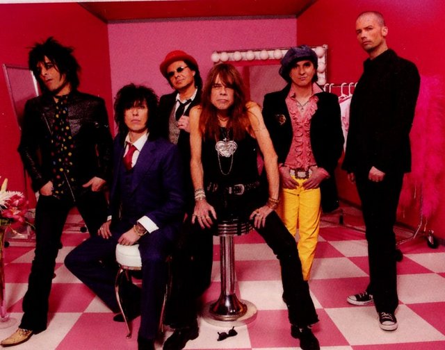 New York Dolls - New York'lu grup, punk rock türünün öncüleri arasında gösteriliyor. Morrissey, Michael Stipe gibi isimleri etkileyen ve birçok grubun esin kaynağı olan New York Dolls, İstanbul'a ilk defa Avea Escape to Music Festival için geliyor. -