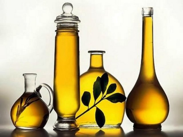 ZEYTİNYAĞI -  - Akdeniz tipi beslenmenin, en sağlıklı beslenme çeşitlerinden biri olduğu biliniyor. Akdeniz mutfağında bolca kullanılan zeytinyağı, felç ve kalp hastalıklarına yakalanma riskini azaltıyor.