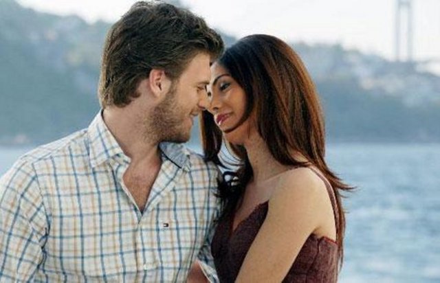 Ortadoğu ülkelerinde Arapça dublajlı olarak yayınlanan "Gümüş", kısa zamanda klasikleşmiş hatta Arap TV platformu Showtime Arabia "Gümüş"e özel bir kanal açarak diziyi 24 saat aralıksız yayınlamaya başlamıştı. -