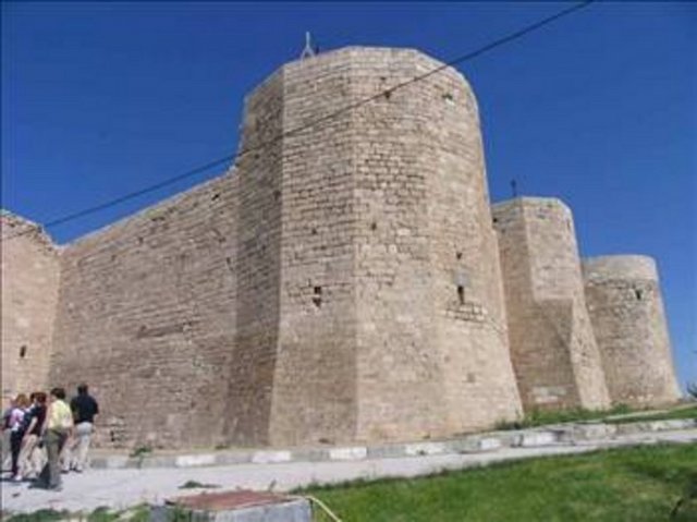 KARAMAN İlk ismi Laranda'dır. Selçuklu ve Osmanlılarda ki ismi Larende idi. Karamanoğullarının başkenti olduğundan buraya daha sonra Karaman adı verildi.