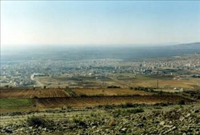 KİLİS Kilis adı Yukarı Mezopotamya da Pellada Cyrrhus denen bir kent ile aynı adı taşıdığı ve Osmanlı kaynaklarında Kilis kalesi olarak geçtiği görülmektedir. Bu sözcüğün okunuşu "Kiris" olup "Kilis" sözcüğüne fonetiği bakımından büyük benzerlik göstermektedir. Grant Dictionier'de Cyrrhus'u "Kiris" anlamı da "Efendi" olarak yazmaktadır. Büyük olasılıkla 8. yy. da bölgeye gelen Türkmenler tarafından Kiris, Kilis diye söylenmiş ve bugünkü yeri Kilis olarak isimlendirilmiştir.