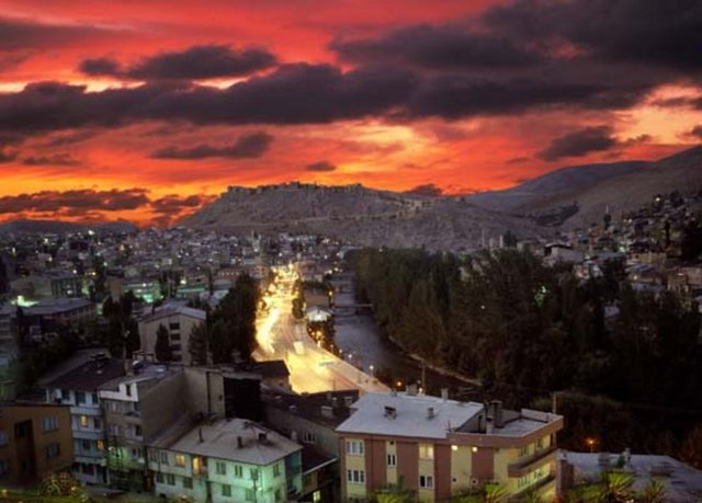 BAYBURT Eldeki kaynaklara göre kasabanın ortaçağdaki adı "Paypert" ya da "Pepert" idi. Bayburt adı buradan gelmektedir.