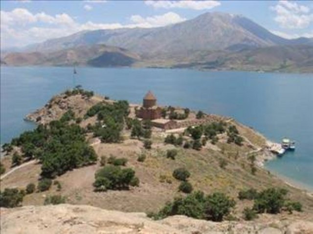 VAN Van'ı Asur kraliçesi Semiramis kurdu. Bundan dolayı şehre "Şahmirankent" adı verildi. Daha sonra Persler döneminde buraya Van adında bir vali geldi ve şehri bayındır hale getirdiğinden şehre onun adı verildi.