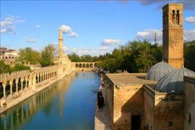 ŞANLIURFA Eski adı "Orhoe veya Orhai"dir. Dah sonra Araplar tarafından "R"ya çevrilmiştir. Bir diğer rivayete göre ise Kürtçeden gelmekte olup R yani güneş demektir. Şehir Babil hükümdarı Ramis-Nemrut tarafından kuruldu.
