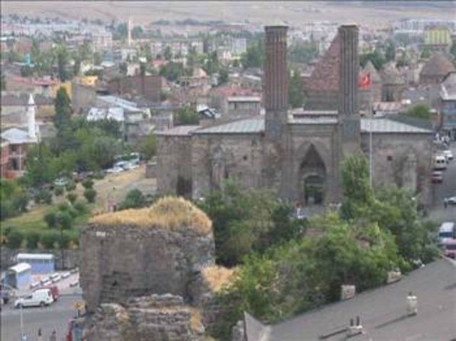 ERZURUM Ardı Rum kelimesinden gelir. Yani Rum toprağı demektir. Diğer bir rivayete göre de Selçuklular buraya Erzen-Rum demişlerdir. Erzen darı demektir. Şehir o zamanlar bir tahıl ambarı olarak kullanılmıştır.