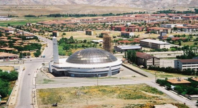 ERZİNCAN Erzincan ovasından adını alır. Ezirgan diye halk tarafından söylenir. Buranın eski adı Eriza'dır.