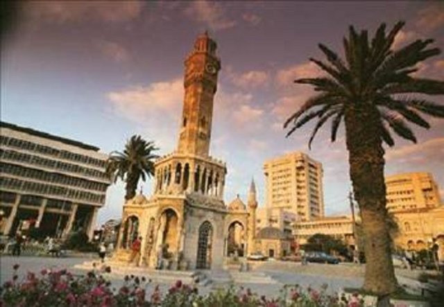 İZMİR Şehrin asıl adı "Smyrna"dır. İzmir kelimesi smyrna'nın halk arasındaki kullanış şeklidir. Homeros destanlarında bu kent ismini Kıbrıs Kralı Kinyras'ın kızı Smyra'dan alır ve tanrıça Artemis İzmirli'dir. Kimi kaynaklara göre de, İzmir şehrini ilk kuran Hititler değil, Amazonlar'dır. (Hititler de buraya Navlühun adını vermişlerdir.