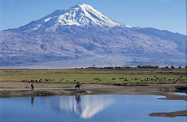 AĞRI İsmi sınırları içindeki "Ararat" dağından alır. Çok eski çağlarda yeryüzü korkunç bir su baskınınına uğradı.(Nuh Tufanı) Nuh peygamber bütün canılardan bir çifti alarak bir gemiye bindirdi. Gemi Cudi (İslam kaynaklarına göre) (Hristiyan kaynakla