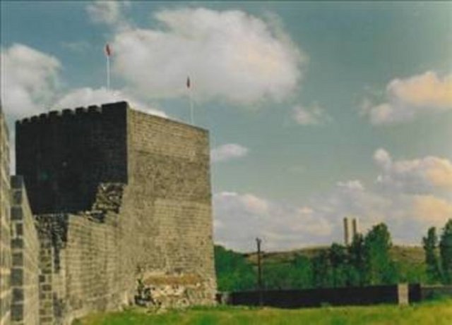 MUŞ Bir rivayete göre süryanice'deki suyu bol anlamına glene Muşa'dan diğer bir rivayete göre ise Şehrin kurucusu "Muşet'den gelmiştir