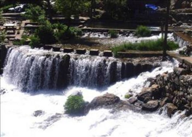 TUNCELİ Burada bazı maden yataklarının bulunmasından dolayı şehre Tunceli adı verilmiştir. Yani tunçülkesi demektir.