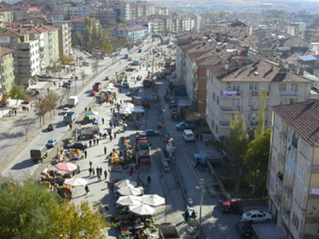 KIRIKKALE Kırıkköyü ile kentin merkezinde bulunan Kaletepe'nin kısaltılarak birleştirilmesinden ortaya çıktığı söylenir. Bu ismin halk tarafından yakıştırıldığı kanaati yaygın olmakla beraber bölgenin ismi Osmanlı arşiv belgelerinde "Kırıkkal" şeklinde geçmektedir. Akıncıların hücum ettiğini duyan bizans kale komutanı, bütün barut dolu fıçıları mağlubiyete düştüklerinde havaya uçurulmasını emreder, nitekim düşündüğü gibide olur ve fıçılarla birlikte herşey yerle bir olur.şehrin ismi Şehitlerin kahramanlıklarını ve kimliklerini ifade etmektedir.,