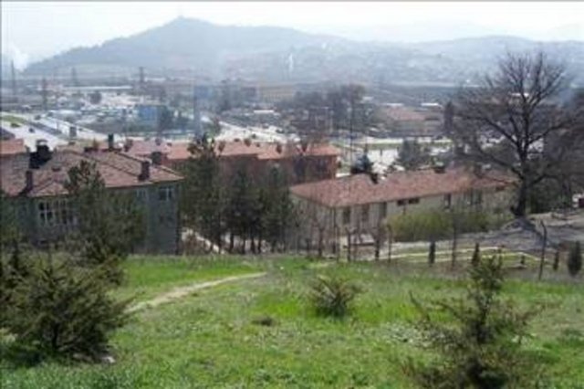 KARABÜK Karabük bir Cumhuriyet şehridir. Safranbolu ilçesinin bir köyü olan Öğlebeli'nin 13 hanelik mahallesi olan Karabük, 1935 yılında Ankara-Zonguldak demiryolunun açılmasıyla bugünkü istasyonun olduğu yere bir ad verilmesi gerektiğinde 13 hanelik Karabük mahallesi istasyonu adı verilmiştir.