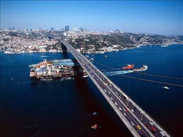 İSTANBUL MÖ. 658 yılında Megara kralı Byzas tarafından kurulduğundan bu şehre kurucusundan dolayı Bizantion adı verilmiştir. Roma imparatoro Marcus Avrelius döneminde imparatorun manevi babasının adıyla "Antion" olarak anıldı. Bizans İmparatoru Konstantin bu şehri yeniden kurunca buraya kendi adını verdi. Şehre "Konstantin veya Konstanpolis" adı verildi. Araplar "Kostantiniye, Romalılar Konstantinopolis" demişlerdir. Daha sonra bu ismin kısaltılmış şekli olan "Stin-polis" deyimi kullanıldı. İşte İstanbul bu "Stin-Polis" şehrinden türetildi. Türkler burayı alınca Müslüman şehir anlamında "İslambol" adını verdiler. Fakat daha sonra İstanbul olarak değiştirildi.