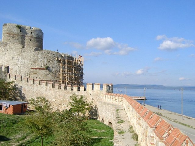 ÇANAKKALE Marmara ve Ege denizlerini birleştiren Boğaz'daki şehir ve kasabaların en büyüğü ve il merkezidir. Boğazın doğu kıyısında ve en dar yerinde kurulmuştur. Burada denizini şekli tıpkı bir çanağı andırır. Bugünkü ismini buradan alır.