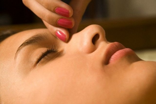 Burnunuzdan nefes alın ve ağzınızdan verin. Bu sırada içinizden tekrarlayın: huzur içindeyim.