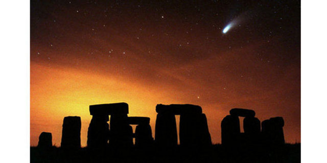 Sebep, resimde İngiltere'de bulunan Stonehenge'in üzerinden geçerken görülen Hale-Bopp kuyruklu yıldızını kullandığına inandıkları UFO'nun kendilerini de kurtaracağıydı...