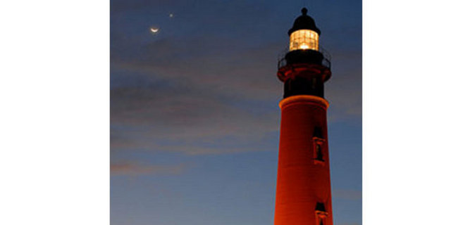 Gezegenlerin Dizilişi -  - Resimde 27 Şubat 2009 tarihide Florida'daki Ponce Inlet deniz fenerinin tepesinde yan yana gelen Ay ve Venüs görülüyor... -  -  -  -  -