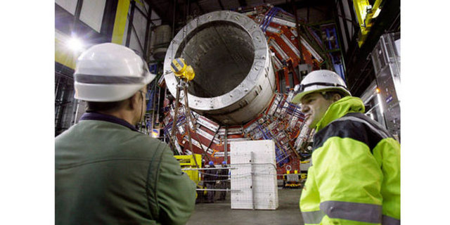 Kara Delik Felaketi -  - Büyük Hadron Çarpıştırıcısı 2009'un Eylül ayında çalıştırıldığında, bazı bilim insanları en güçlü atom parçalayıcısının dünyanın içinde bir kara delik oluşturacağına inanmıştı...