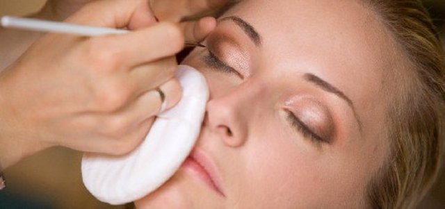 Belirgin elmacık kemikleri için koyu tonlarda gölgeler uygulayabilirsiniz. Eğer allık kullanıyorsanız, elmacık kemiklerinizin hemen altına uygulayın.