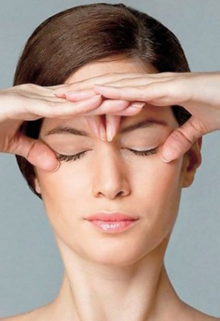 Göz egzersizi -  -  - Keskin bir yüz hattına sahip olmak, sadece çene hatlarınızı çalıştıracağınız anlamına gelmiyor. Gözlerinizin altında oluşan sarkık derileri dinç tutmak için iyi bir yoldur.