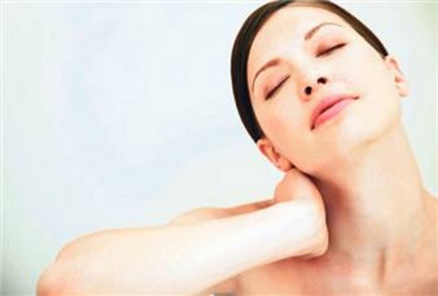 Tavana, aşağı, sağa ve sola doğru olmak üzere sırayla başınızı ufak hareketlerle döndürün. Her pozisyon için 10 saniye ayırın.