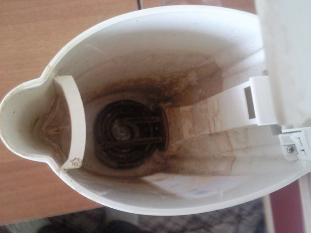 - Kireçlenen su ısıtıcısı: Suyu kaynatıp içine dilimlenmiş limon atın. 1 gece bekletin.