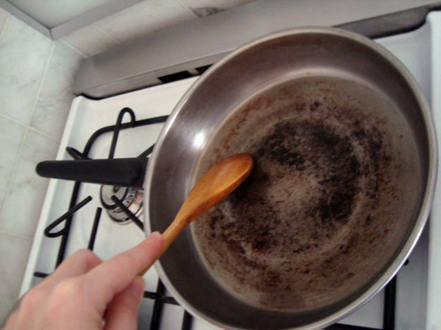 -  Dibi tutan tencere:  Kola döküp süngerle ovun.