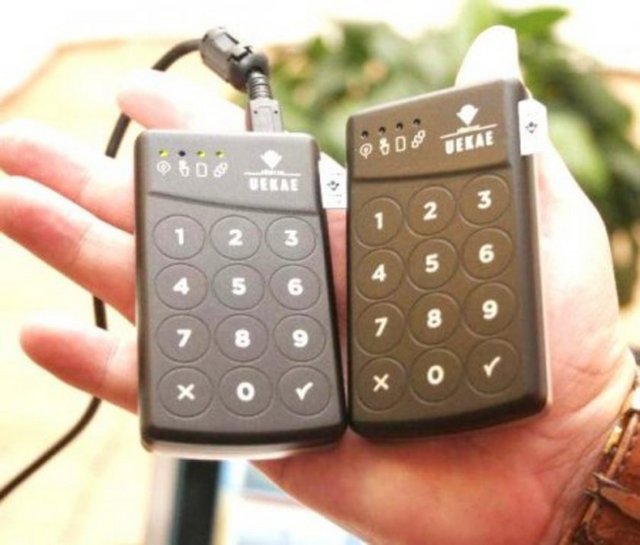 Gizliliğin öneminin giderek arttığı dünyada TÜBİTAK bu ihtiyaca yönelik de önemli bir buluşa imza attı. NATO envanterine de giren SIR, gizlilik düzeyindeki tüm verileri kriptolamada kullanılıyor. - Geliştirilmesine 2007 yılında başlanan SIR'a benzeyen, dünya genelinde taşınabilir boyutlarda, yüksek gizlilik dereceli bilgiyi güvenli saklayabilecek türde bir ürün henüz geliştirilemedi. - NATO Askeri Komitesi tarafından onaylanan 11'inci, NATO envanterine giren 4'üncü Türkiye yapımı ürün olan SIR, kredi kartı boyutundaki tasarımıyla da dikkatleri üzerine çekiyor.