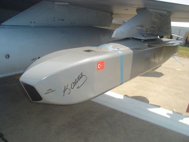 TÜBİTAK'ın füze teknolojilerindeki çalışmalarıyla, bu alanda önemli savunma sanayi ülkeleri arasına adını yazdıran Türkiye, söz konusu çalışmalarla hava savunmasında da önemli taktiksel üstünlüklere sahip oldu. - Bu alandaki en önemli çalışmalardan biri olan Satha Atılan Orta Menzilli Mühimmat (SOM) füzesi, Hava Kuvvetlerinin uzun menzilli seyir füze ihtiyacını karşılamak amacıyla geliştirildi. SOM ayrıca ilk milli seyir füzesi olarak önemli bir konumda bulunuyor. SOM, yüksek hassasiyetli, uzun menzilli, düşük görünürlüklü, tüm hava şartlarından görev yapabilen, tek atışta tek vuruş özelliğine sahip, havadan karaya ve yoğun bir şekilde korunan kara ve deniz hedeflerine karşı kullanılmak üzere tasarlanan bir silah sistemi.