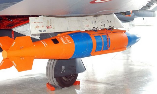 Bombaları akıllı hale getiren Hassas Güdüm Kiti de (HGK), Türk Silahlı Kuvvetlerine (TSK) önemli taktik üstünlüğü kazandıran bir başka yerli ürün. Dünyada sadece 4 ülkenin üretebildiği HGK'lar ile uçaklar, hedefi 25 kilometre uzaktan noktasal olarak vurabiliyor. HGK'lar TÜBİTAK mühendislerinin 5 yıllık çalışmaları sonucu ortaya çıktı.