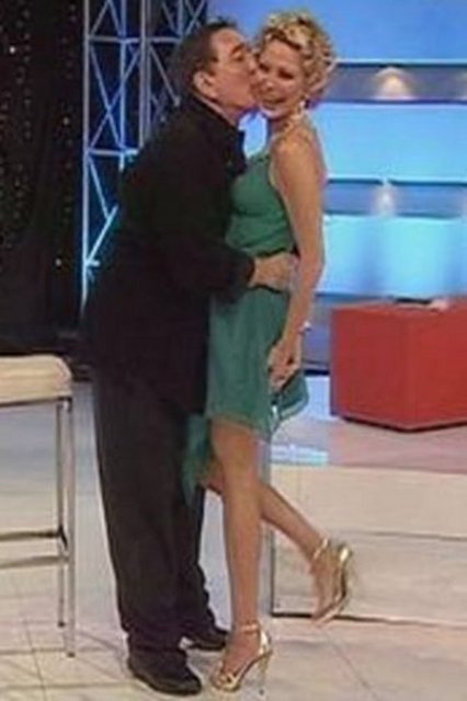 Sohbet sırasında Sever'in, 'Beni hiç kimse ellemedi' sözleri üzerine ayağa kalkan Poyrazoğlu, 'İnsan yaşamadığı şeyleri yaşamalı' diyerek Sever'i hiç beklemediği bir anda taciz etti.