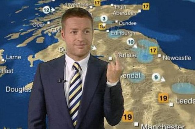 İngiliz yayın kuruluşu BBC televizyonunda canlı yayınlanan haber bülteni sırasında spiker Simon McCoy, hava durumunu sunan Tomasz Schafernaker'den hava raporunu anlatmasını isterken arkadaşının havayı tahmin etme güçlerini alaya aldı.