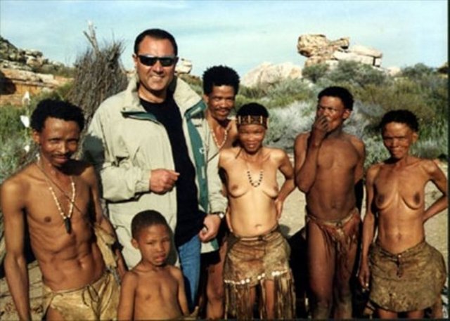 Sadettin Teksoy, 40 kadar köylüyle bir mağaranın içindedir. Neden o mağaranın içinde olduklarını anlam veremediğimiz dakikalarda birden bire dualar başlar. S.T: Saçım benim, saçım benim. Köylüler: Saçım benim, saçım benim. S.T: Dökülüyor, saçım benim. K: Dökülüyor, saçım benim. S.T: Girdim Keloğlan Mağarası'na, gür çıkar saçım benim. Tarak tutar başım benim. K: Girdim Keloğlan Mağarası'na gür çıkar saçım benim. Tarak tutar başım benim.