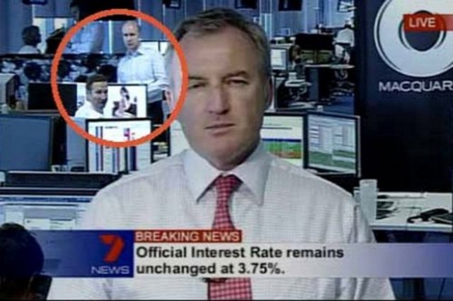 Avustralya'da Macquarie Bankası finansal operasyon odasından gerçekleştirilen canlı yayın bankacıyı fena yakaladı. İş arkadaşının canlı yayında televizyon kamerasına faiz oranlarını verdiğini ve kendi bilgisayar ekranının tam kameraya baktığını farketmeyen adam, Miranda Kerr'in fotoğraflarına bakarken yakalandı. Bankacı, kamerada olduğunu farketmedi ancak tam yayın sonra ererken durumun farkına varıp kameraya doğru bir bakış attı.  -