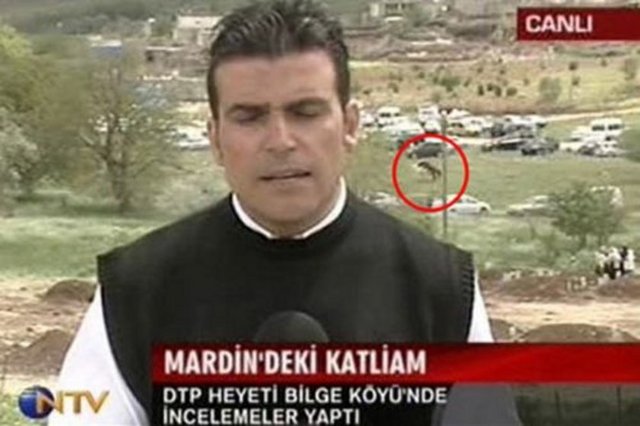 Türk televizyon tarihinde yerini alacak olay NTV ekranlarında yaşandı. Muhabir bağlantıya başladığı anda arka planda iki at çiftleşmeye başlayınca ortaya ilginç görüntüler çıktı.  -  -  -  -