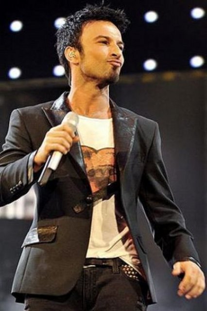 Tarkan, Şöhretin ilk yıllarında bir canlı yayın sırasında kendisiyle röportaj yapmak isteyen SavaŞ Ay'ın yanından 'ÇiŞim geldi' diyerek uzaklaşmıştı. Sonradan bu söz yüzünden Tarkan'ın başı çok ağrıdı, hatta müzik hayatına nokta koyup Almanya'ya yerleşeceğini açıkladı.  -  -