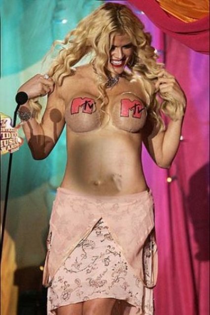 Zayıfladığını göstermek için öne doğru eğilen ve bu sırada göğüsleri görünen Smith, 'Vücudumu beğendiniz mi?' diye sorduğu seyircilerden herhangi bir yanıt alamadı, çünkü salondakilerin de ekran başındaki milyonlar gibi şaşkınlıktan dili tutulmuştu. -  -