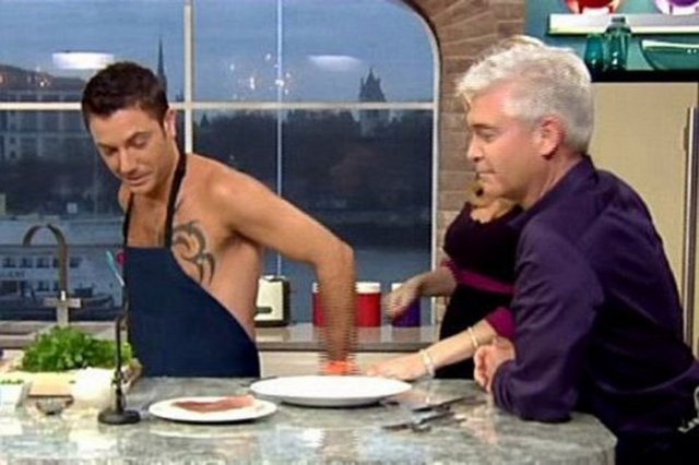 Ulusal Televizyon Ödülleri'nde ödül kazanırsa programını çıplak sunacağını söyleyen televizyon aşçısı Gino D'Acampo ödülü kazanınca sözünden dönmedi. İngiliz televizyonlarında sunuculuk yapan İtalyan asıllı aşçı, kazandığı zafer nedeniyle yayına çıplak çıktı.