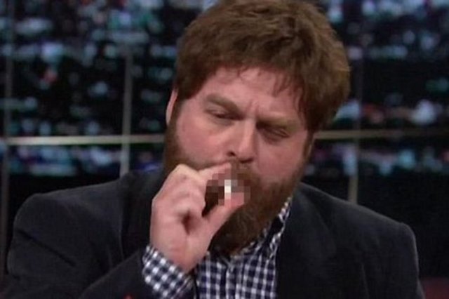 Konukların ve programın sunucusu Bill Maher'in şaşkın bakışları arasında eylemini gerçekleştiren Galifianakis, konuklara da ikram ettiği esrarı içtikten sonra 'Aman Allahım, bu bir ejderha' diye bağırarak stüdyodakileri kahkahaya boğdu. -  -  -  -