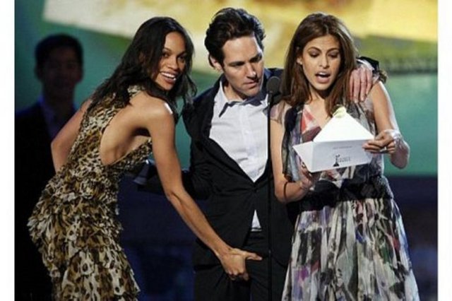 Dawson, Mendes'in 'intikamını almak için' Rudd'un pantolonunun önünü avuçladı!