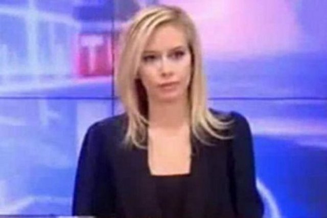 Hafta sonu Sky Türk'te yaşanan teknik sorun ekrana yansıdı. Sabah saatlerinde ekrana gelen haber bülteninde sunucunun sesi yaklaşık 20 saniye kapalı kaldı. Ardından sunucu yayını bitirdi ve Devlet Bahçeli'nin konuşması ekrana geldi. Bahçeli'nin görüntüsüyle ses de açıldı. Ancak bu sırada canlı yayınlanan Bahçeli'nin konuşmasına karışan bir bayanın ağzından şu sözler döküldü; 'Şimdi şu açıdan söylüyorum artık saçımız makyajımız yapılıyor. Ama gel gör ki alışmadık dıtta dıt durmazmış...'