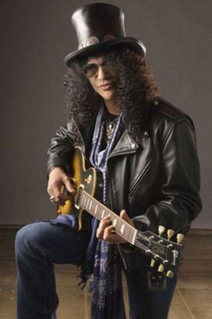 Amerikan Müzik Ödülleri töreninde Anna Nicole Smith'inkine benzer bir skandala da 'Guns'n Roses' topluluğunun gitaristi Slash ve bas gitaristi Duff McKagen imza attı. 'En İyi Albüm' dalında ödül almak için sahneye gelen ikiliden Slash, teşekkür konuşmasında küfürleri ardı ardına sıralayınca sonraki yıllardaki törenlerin yayınları, uydudan ayarlanarak 5 dakika gecikmeli şekilde ekrana geldi.