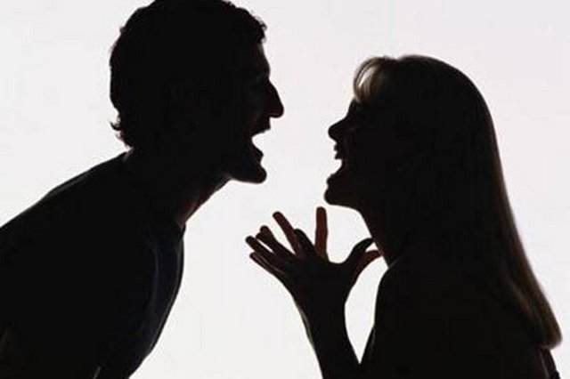 Kadınlar yüksek sesle konuşmayı ve sesli düşünmeyi seviyor, erkeklerse her ikisini de içinden yapmayı tercih ediyor... Bu yüzden kadınlar erkekleri "duygusuz bencil yaratıklar" olarak görürken, erkekler de kadınları "sürekli kafa ütüleyen başbelaları" olarak görüyor.