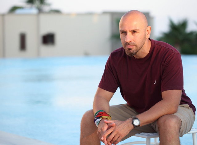 Erener Londra uçağına binerken, Twitter'ına "İzmir sana geliyorum" yazarak yola çıkan Demirkan ise ailesinin değil, lise aşkı Seda İnce'nin yanına gitti.