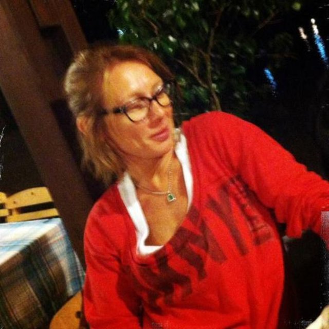 Demir Demirkan'ın Taksim'de görüntülendiği Seda İnce ile ilişkisi, yıllar önce İzmir'de bir kolejde okurken başladı. İkili, Kurban Bayramı'nda İzmir'de beraber tatil yaptı. -